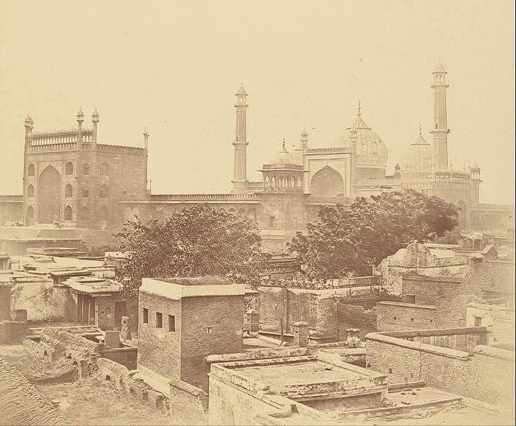 दिल्ली की जामा मस्जिद 1858 में कुछ इस तरह दिखती थी। जिसे 1857की क्रांति के बाद अंग्रेज़ों ने अपना अस्तबल बना दिया था।