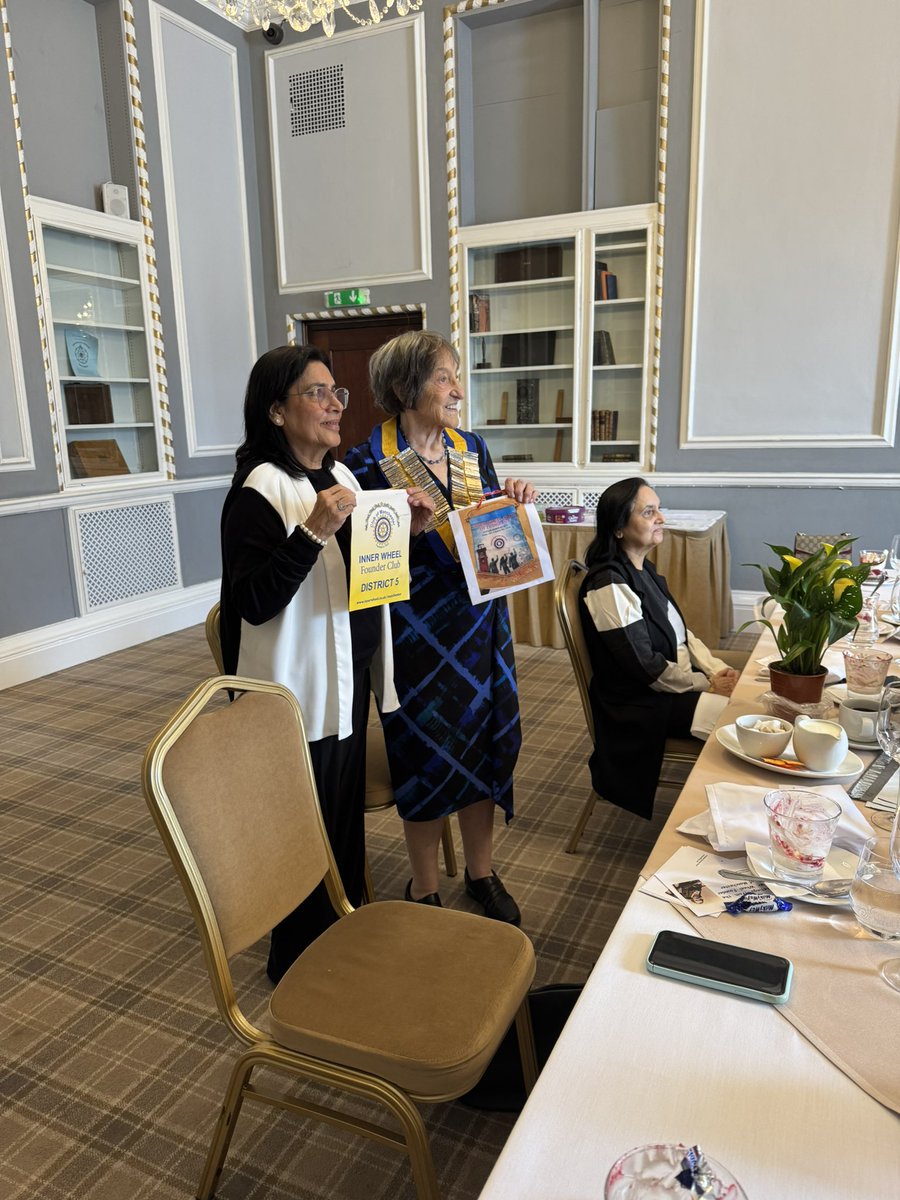 Meenakumari999's tweet photo. Had a lovely time at the #manchester #innerwheelclub at #manchesterhall #Manchester #UK 🇬🇧.President Joan Johnstone exchanged flags with President-Elect of #innerwheelclub #Ludhiana #India #KiranThapar 🇮🇳🇵🇰 https://t.co/JT4wUWmnmP