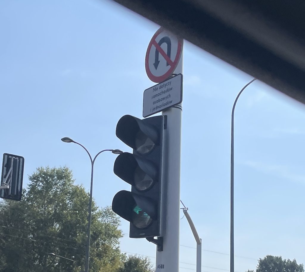 Na pewno każdy da radę przeczytać tą tabliczkę PRZED wybraniem pasa ruchu 🤡
