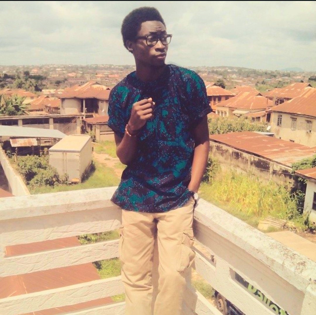 2014, OAU. Took my bro's Adire bùbá to school cause I thought it looked good on chinos. Some fashionable guys on campus loved it.
Eventually gifted one of them. That shared admiration birthed <a href="/EkiExhibits/">Èkí Exhibits</a>(we reinvent Adire.)
 Edited, but this is me in the bùbá in 2014.💙