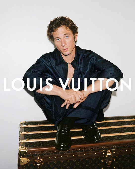 KMay_TV's tweet image. Jeremy Allen White deslumbra en su nueva campaña para Louis Vuitton ✨🧳

#JeremyAllenWhite #LouisVuitton #Moda2025 #LVStyle #Menswear