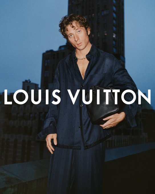 KMay_TV's tweet image. Jeremy Allen White deslumbra en su nueva campaña para Louis Vuitton ✨🧳

#JeremyAllenWhite #LouisVuitton #Moda2025 #LVStyle #Menswear