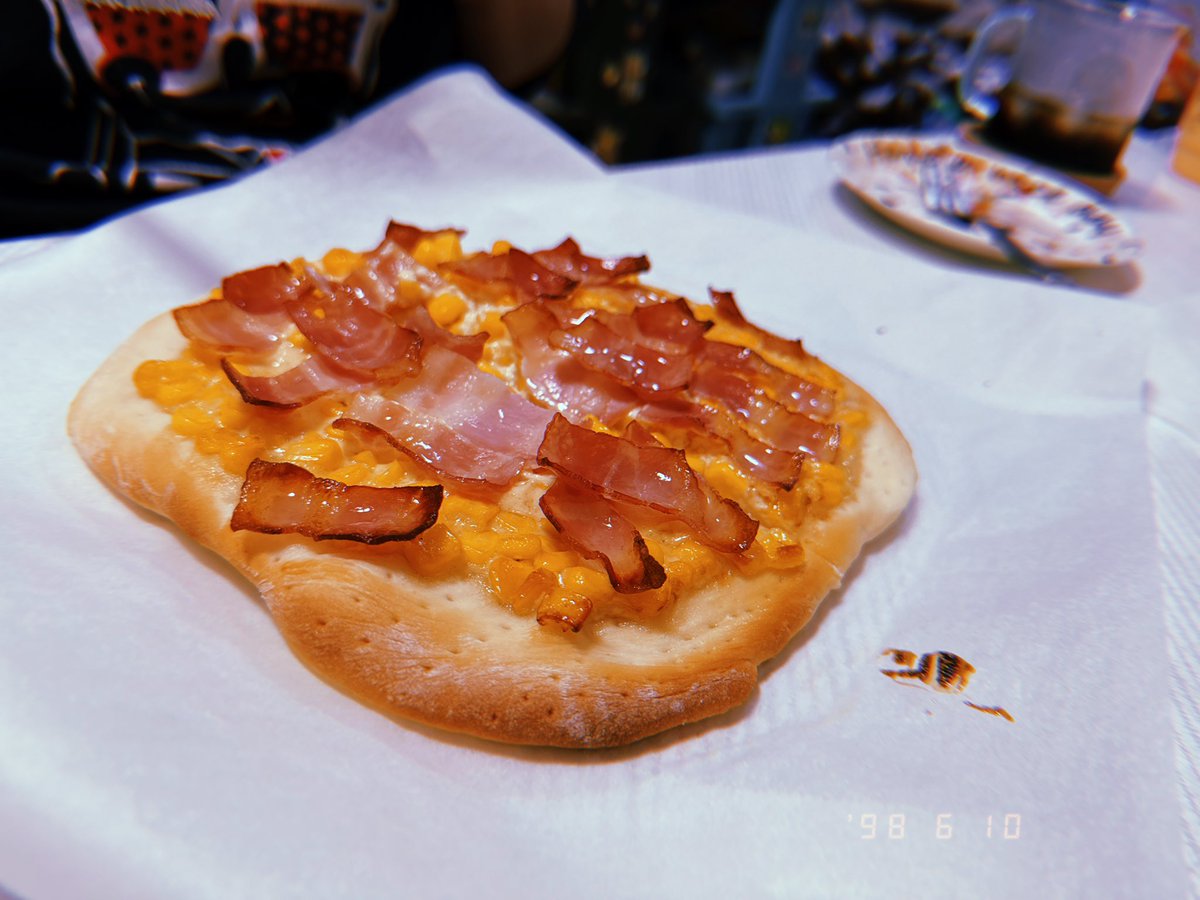 m9355's tweet photo. 奥さんの手作りピザ🍕
マルゲリータとコーンマヨと
テリヤキ
#手作り 
#ピザ https://t.co/6Az2bieJcf