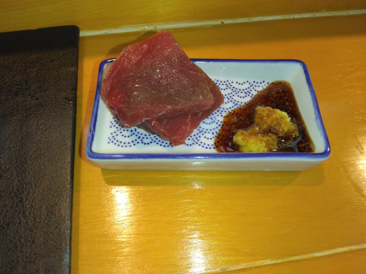 S4R18's tweet photo. レベルが50に上がったので、有給取って回らない寿司を食べてきた。
鯨の刺身、ホタテ、鮪、たらこ https://t.co/YE2aN4LYIB