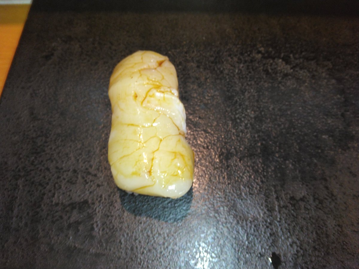 S4R18's tweet photo. レベルが50に上がったので、有給取って回らない寿司を食べてきた。
鯨の刺身、ホタテ、鮪、たらこ https://t.co/YE2aN4LYIB