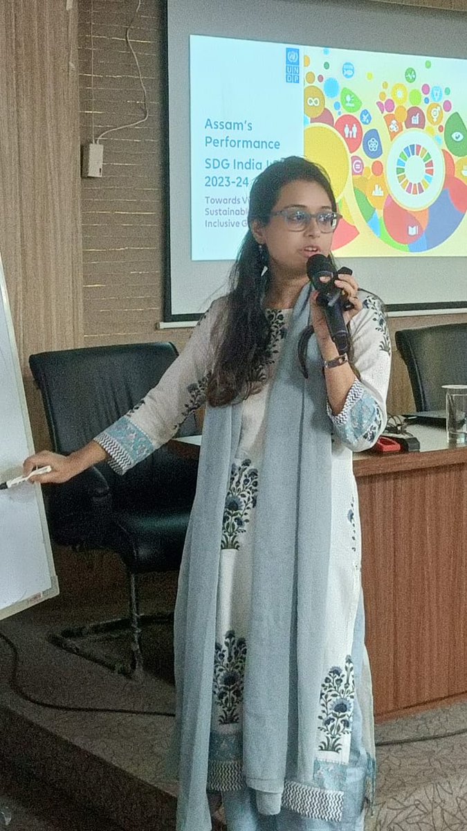 PrayashiB's tweet photo. As part of @UNDP_India, I led capacity-building sessions on SDGs for Assam govt officials on the SDG India Index. Hosted by AASC, participants conducted SWOT analysis, strategized key indicators, and brainstormed ways to accelerate SDG localisation at the grassroots. #AssamForSDG https://t.co/WMVf1k2uYy