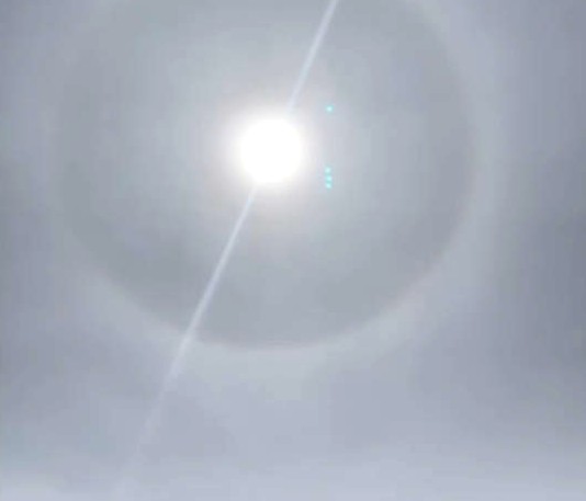 anubi77787292's tweet image. Ecco il sole che ho da me da qualche giorno, impossibile prenderlo, è totalmente non solo malato...direi tossico
guardate la stranezza dell'alone, non è la foto, è proprio così