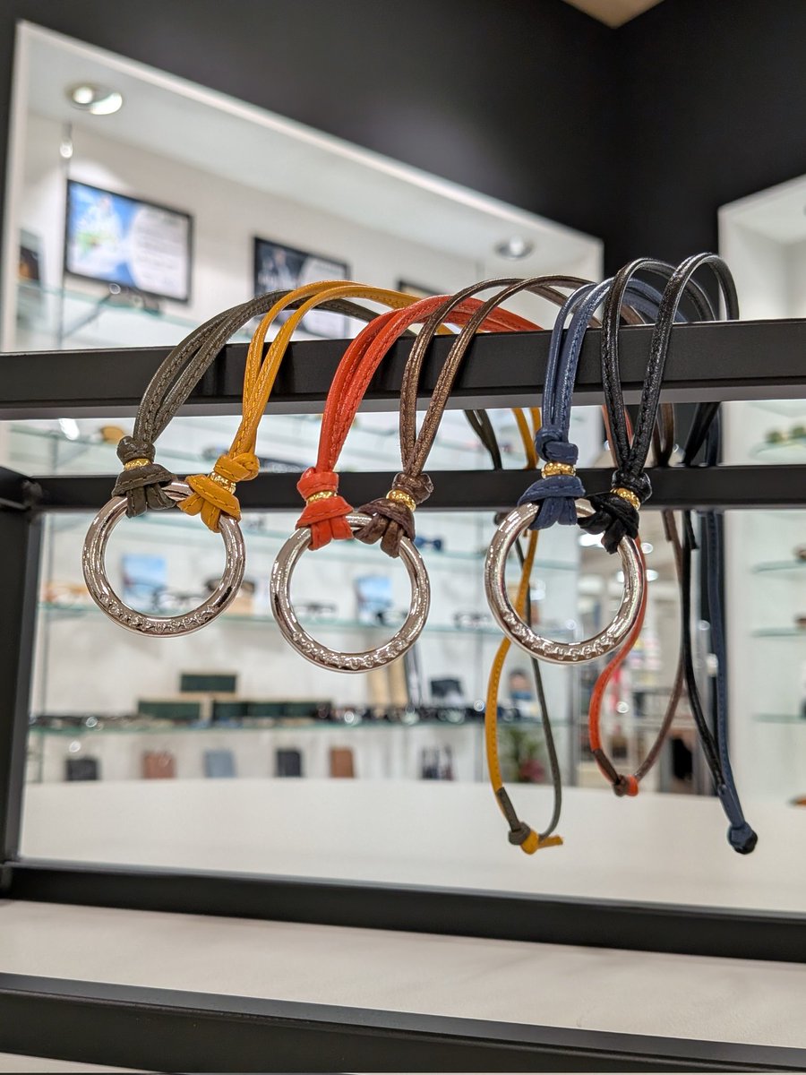 SIOJIRIpowers's tweet image. バイカラーのレザーコードと、アクセントのメタルが美しいグラスホルダー
ミンクルレザー製なので柔らかく肌触りがとても良いです
トップの結び目をスライドさせ、 首回りの長さを60〜72cmに簡単に調整できます

DIFFUSER SG1088/ TWO TONE STICH LEATHER GLASS HOLDER 2

#DIFFUSER #メガネのシオジリ