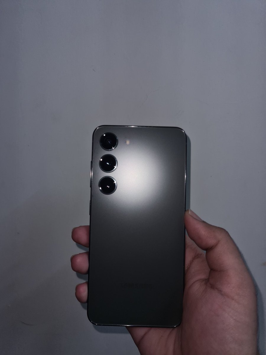 theabsthetics_7's tweet photo. @SamsungIndia #s23issue #samsung23 @SamsungMobile 

I have suddenly got pink line in my samsung s23 after updating to major one ui 7 update yesterday. This is my 4th flagship one which is somehow smartly has a software induced display failure. I want @SamsungIndia to look into it https://t.co/S5cNz4auLn