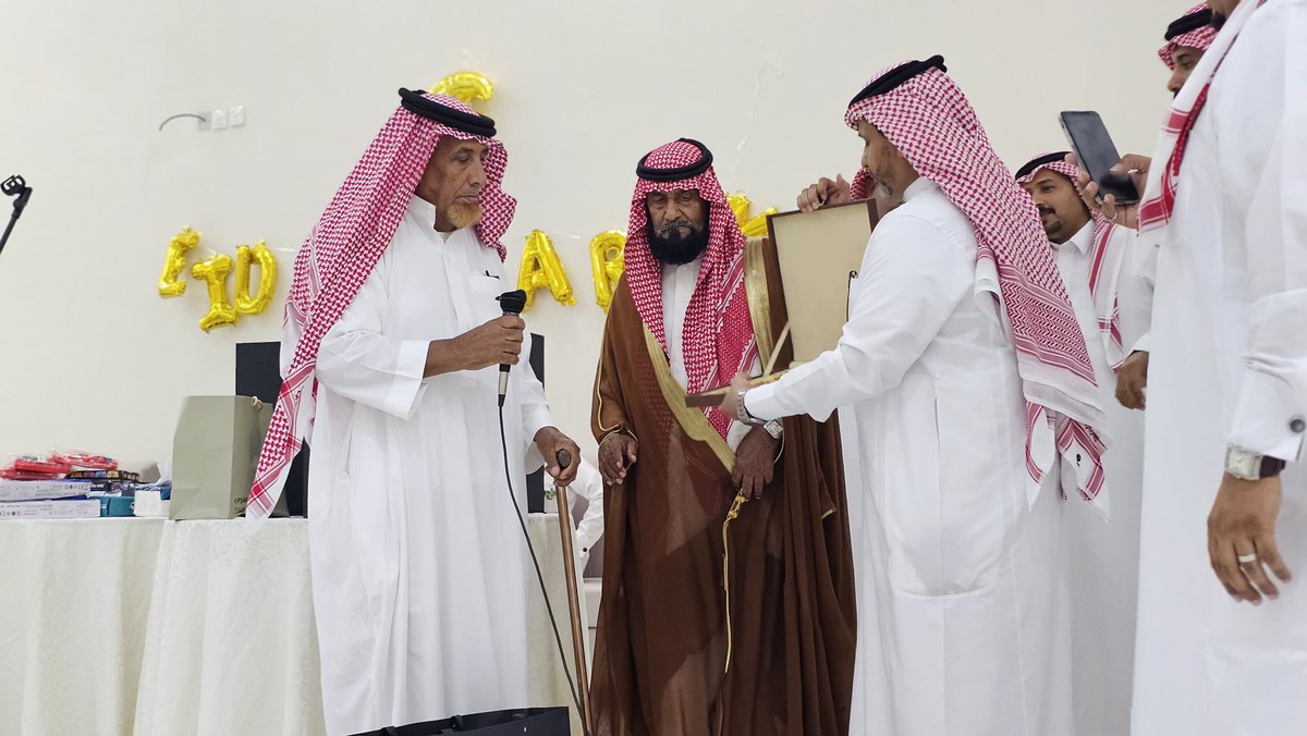 احتفالا ب #عيد_الأضحى_المبارك أقامت قبيلة الاشراف الصعوب لقاءها السنوي البارحة جددو فيه عهد الود والمحبة والولاء للوطن والقيادة

شهد الحفل تكريما لبعض رموز القبيلة ممن خدمو وطنهم وقبيلتهم