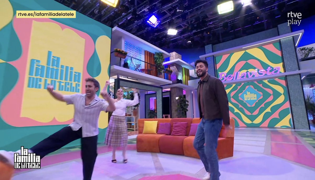 Gracias a los tres por cargaros la esencia del formato. Besos #LaFamilia10J