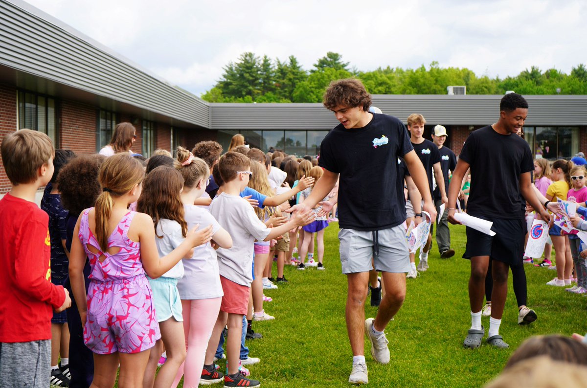Students cheered as Queensbury High School seniors from the Class of 2025 visited Queensbury Elementary on May 30 to say a bittersweet goodbye to their former teachers at the school where they started kindergarten. 🎓 Watch the video at: youtu.be/nT-QVPRwtM0