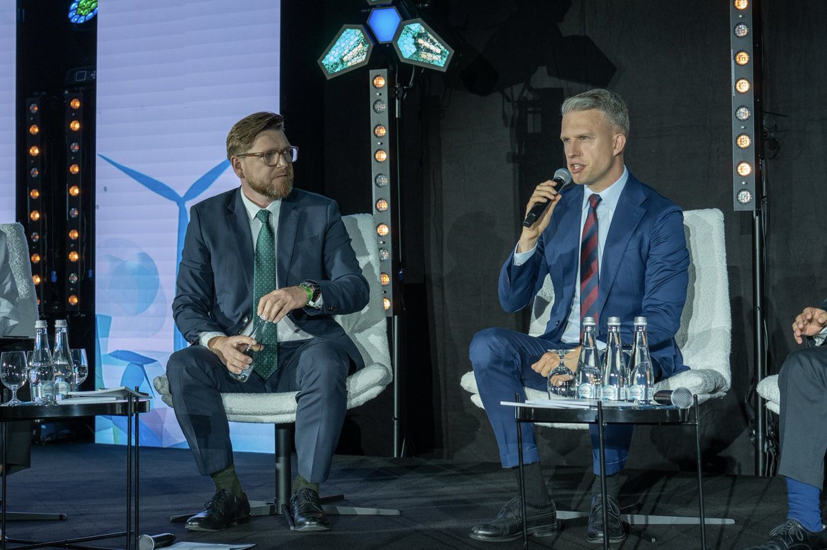 A_Marchewka's tweet image. Bezpieczeństwo energetyczne to pozyskiwanie energii z różnych źródeł. Farmy wiatrowe są jednym z nich.

Miejmy świadomość, że inwestycje w gospodarkę morską to inwestycje w bezpieczeństwo. 
Stawiając farmy wiatrowe na Bałtyku oraz budując całą infrastrukturę do ich obsługi…