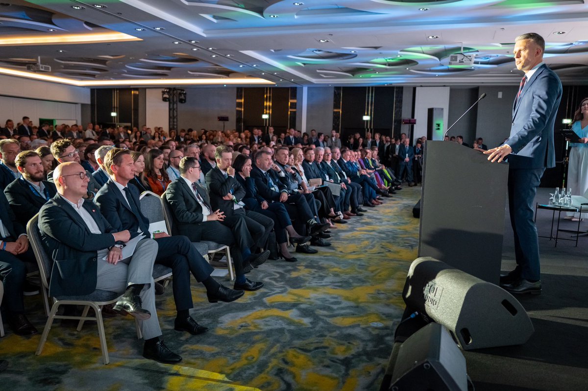 A_Marchewka's tweet image. Bezpieczeństwo energetyczne to pozyskiwanie energii z różnych źródeł. Farmy wiatrowe są jednym z nich.

Miejmy świadomość, że inwestycje w gospodarkę morską to inwestycje w bezpieczeństwo. 
Stawiając farmy wiatrowe na Bałtyku oraz budując całą infrastrukturę do ich obsługi…