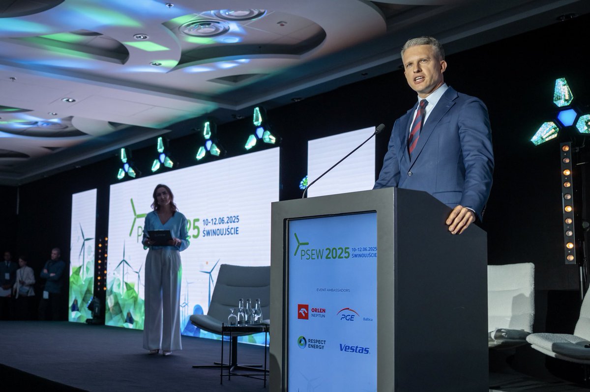 A_Marchewka's tweet image. Bezpieczeństwo energetyczne to pozyskiwanie energii z różnych źródeł. Farmy wiatrowe są jednym z nich.

Miejmy świadomość, że inwestycje w gospodarkę morską to inwestycje w bezpieczeństwo. 
Stawiając farmy wiatrowe na Bałtyku oraz budując całą infrastrukturę do ich obsługi…