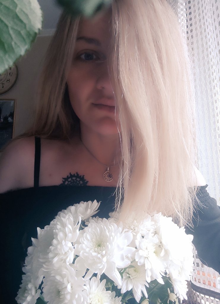 hanna_black_sun's tweet image. Ну що, я готова зробити мій перший камінг-аут.
Моє життя з перших же секунд не задалося, бо вилетіла я, як пробка, з піхви матері. Мене, слава Богу (чи ні), зловили на льоту, в результаті чого в мене — церебральний параліч, правосторонній геміпарез. Тобто права сторона майже не…