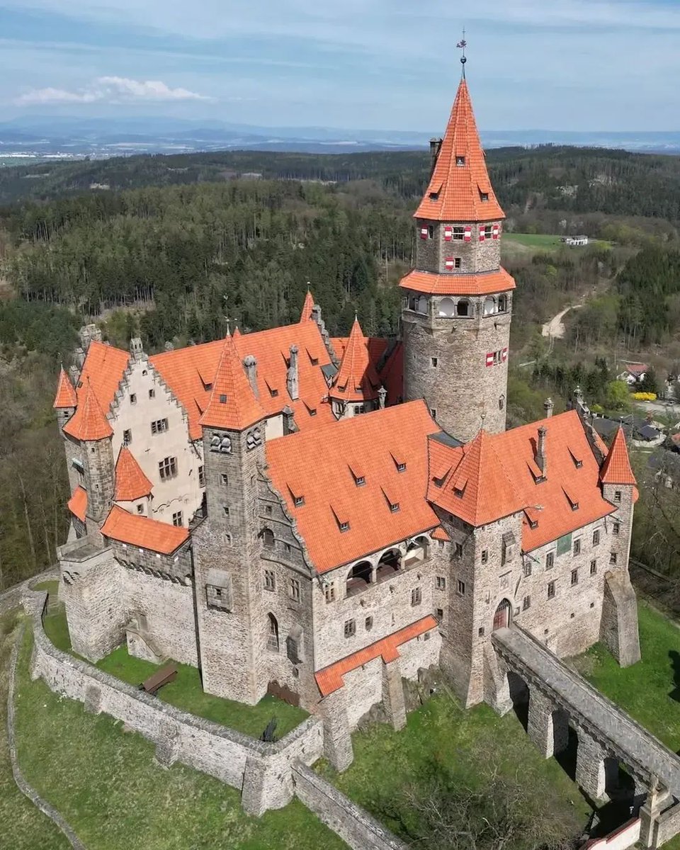 Bouzov Castle – A Fairytale Fortress in the Heart of Czechia 

Nestled in the lush green hills of Moravia, Bouzov Castle is one of the most enchanting places, located near the city of Olomouc 🇨🇿. Built in the 14th Century and later restored in a romantic Neo-Gothic style, this
