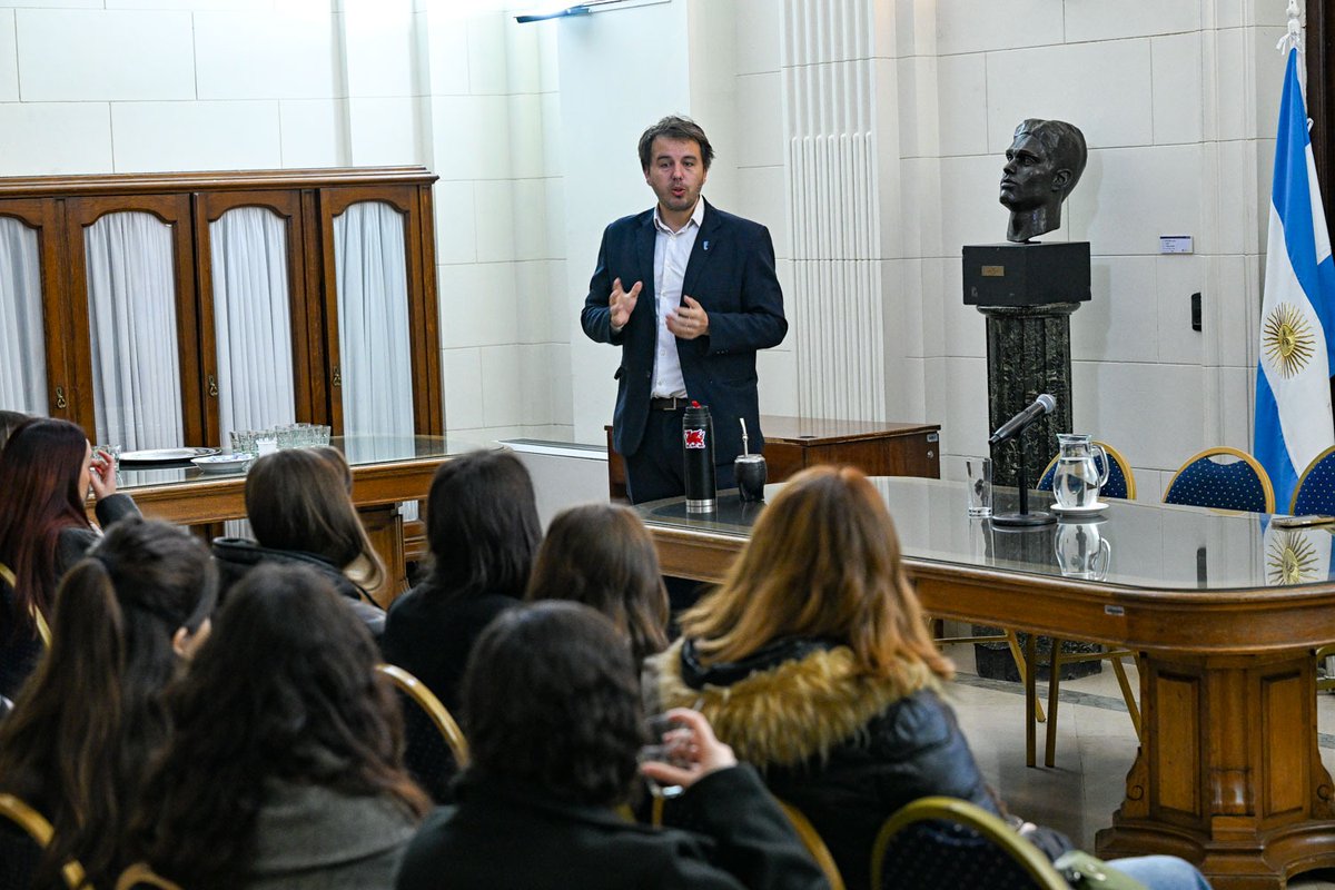 martintcesar's tweet photo. Los alumnos de la UADE que cursan la materia Asuntos Públicos y Comunicación política en la Lic Relaciones Públicas y Comunicación Institucional visitaron nuevamente la @legiscaba.

Agradecido con Carina Mas y los estudiantes por acercarse a nuestro Palacio Legislativo! https://t.co/RXNItbqm37