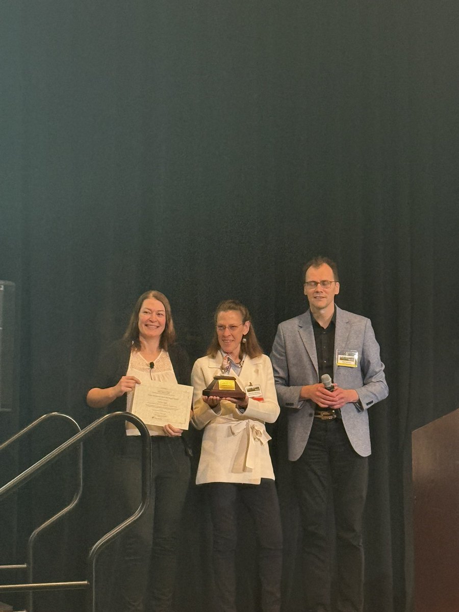 ISHAS_org's tweet image. Nadine Nagy winner of the EBJD mini rooster award talks about her hyaluronan journey from bench to bedside. Many congratulations to Nadine