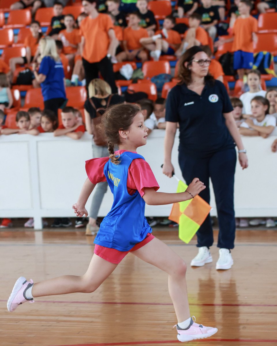 Celebrating active values in Serbia! 🇷🇸 

The "Small Olympic Games" in Kikinda brought together hundreds of 1st-4th graders for engaging "sport polygons," promoting movement, teamwork, fair play, and healthy living.
 
For more, visit isfsports.org 
 
#isfsports