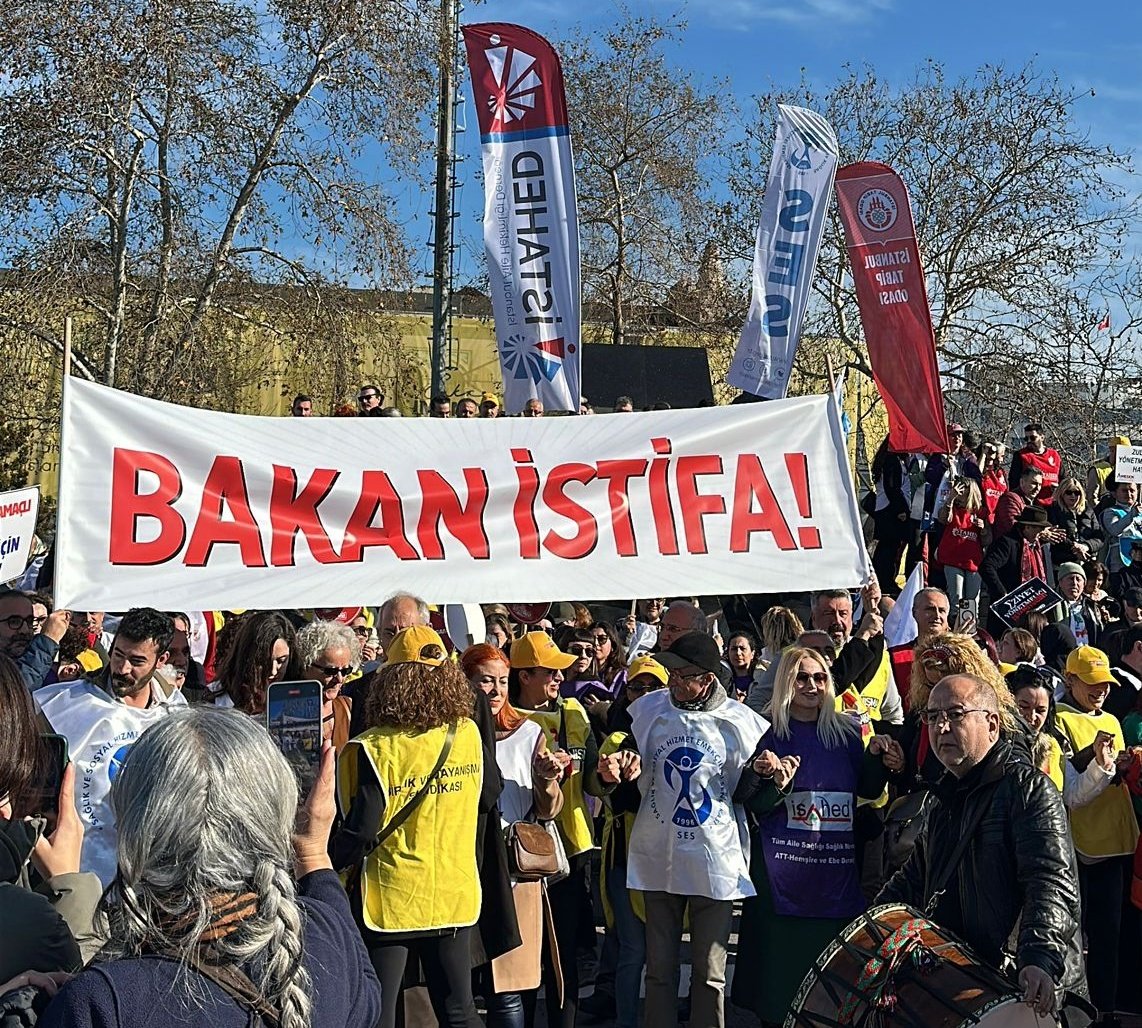 TTB Aile Hekimliği Kolu TTB-AHEK (@ttbahk) on Twitter photo Sağlık Bakanlığı 6 ay aile sağlığı merkezine uğramayan kayıtlı nüfusun katsayısını düşürerek, bordroları hazırlamaya başlamış. <a href="/drmemisoglu/">Prof. Dr. Kemal Memişoğlu</a> aile hekimliği çalışanlarını ücretlerini keserek cezalandırmaya çalışıyor.Bir çok Bakan geldi geçti,ücretler ile bu kadar oynayan görülmedi! Sağlık Bakanlığı 6 ay aile sağlığı merkezine uğramayan kayıtlı nüfusun katsayısını düşürerek, bordroları hazırlamaya başlamış. <a href="/drmemisoglu/">Prof. Dr. Kemal Memişoğlu</a> aile hekimliği çalışanlarını ücretlerini keserek cezalandırmaya çalışıyor.Bir çok Bakan geldi geçti,ücretler ile bu kadar oynayan görülmedi!