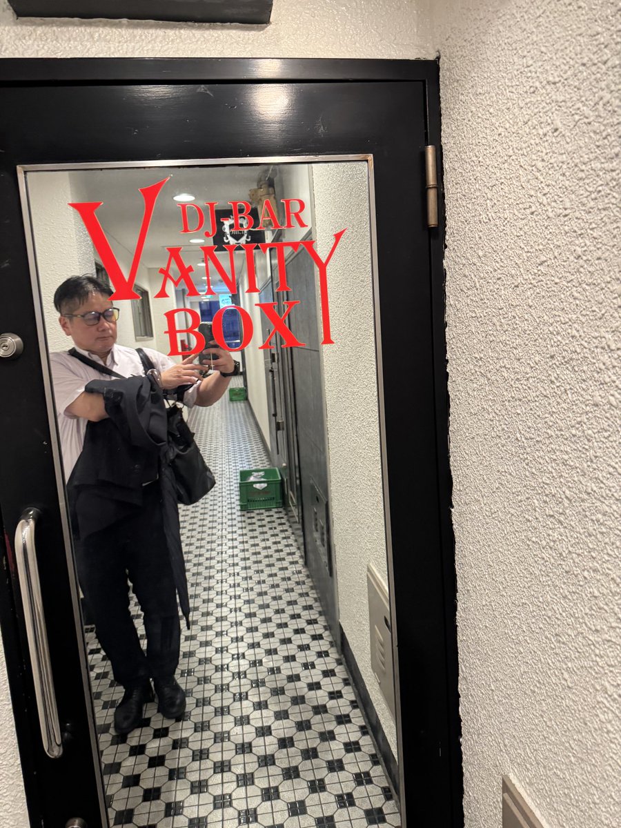 kis_s_m_r's tweet photo. ノー残業デー。
帰り間際にメンバーが今年27歳と聞いた。
#VanityBox に行くと私が27歳になる歳にメチャ聴いた #あるがままに が掛かった。
腹ごしらえに当時の思い出の三番街インディアンカレー食べたから?
#角松敏生 https://t.co/XslzJuD0ai