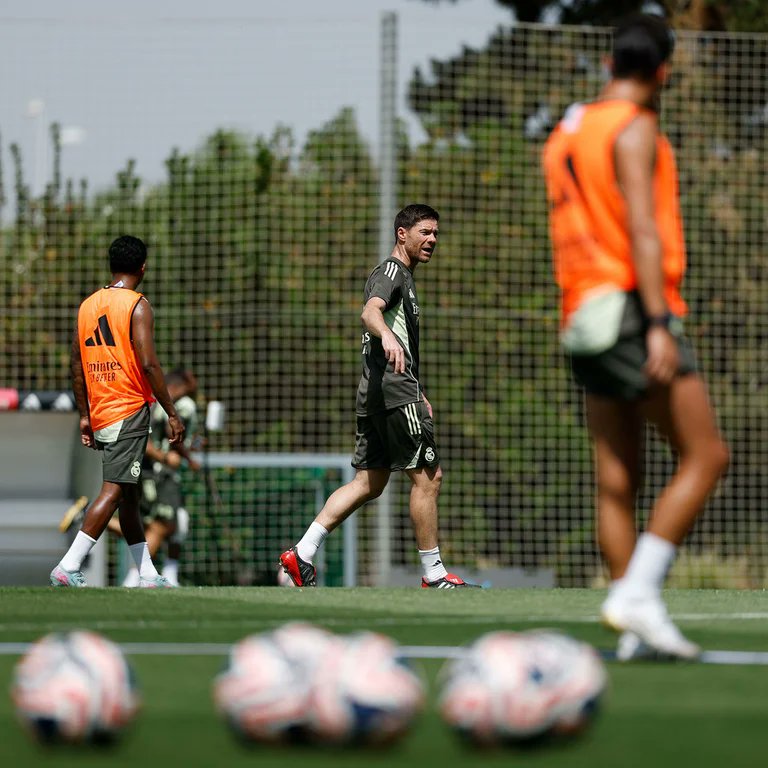 theMadridZone's tweet photo. 🚨 Real Madrid training statement:

"The players were divided into rondos and carried out demanding exercises to work on the ball output, pressure, possession and combination in midfield. 

The team focused on possession-specific exercices, with a focus on pressing after losing the ball."