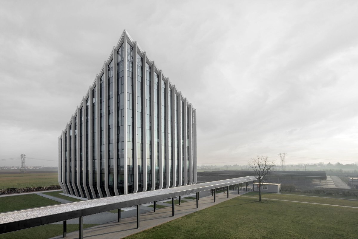 Archello's tweet image. Peter Pichler Architecture redefines industrial architecture with Bonfiglioli’s new HQ near Bologna. 
buff.ly/DO3UeNx

#InnovativeFaçades #SustainableWorkspaces #AluminiumArchitecture