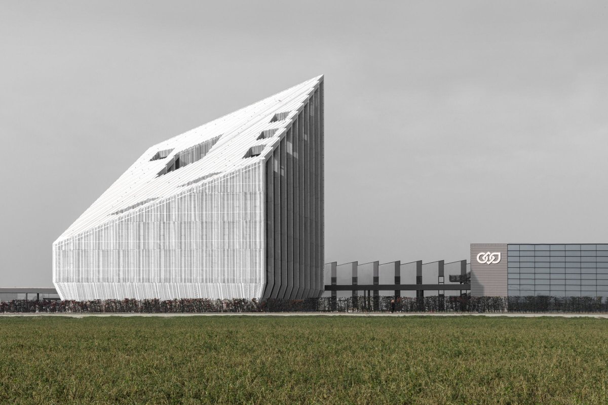Archello's tweet image. Peter Pichler Architecture redefines industrial architecture with Bonfiglioli’s new HQ near Bologna. 
buff.ly/DO3UeNx

#InnovativeFaçades #SustainableWorkspaces #AluminiumArchitecture