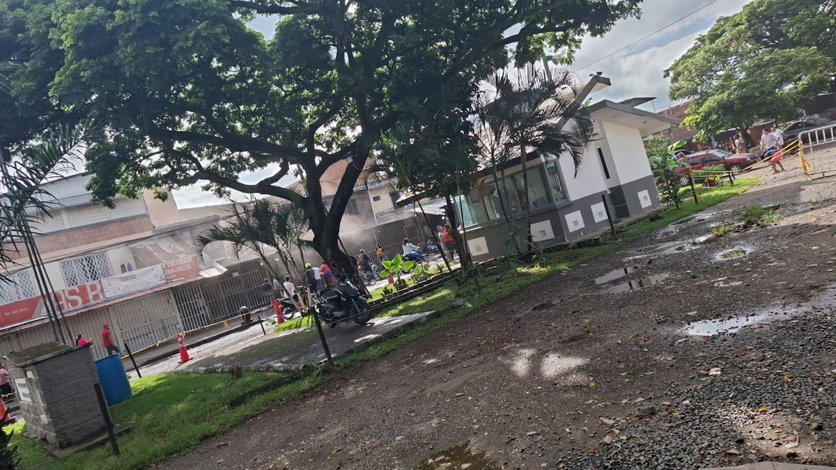 Noticias_24_'s tweet photo. Establecimientos comerciales y educativos de Cali realizan a esta hora evacuaciones ante la escalada terrorista en la ciudad.

La orden es que las personas permanezcan en sus casas.

Hasta el momento han sido registrados dos atentados, uno en Meléndez y otro en Manuela Beltrán. https://t.co/AuikE6mwzC