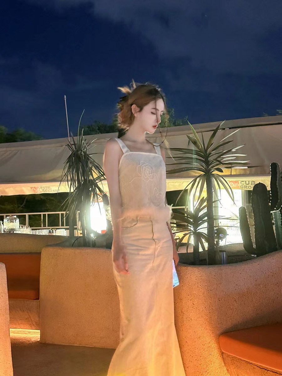 前天刚在剧场给小妹妹得瑟完和华人首富有合影，今天再一次看见“赵长鹏再次成为华人首富，资产达657亿美元。世界排名第二十四名。”
同日，#Binance 为庆祝大表哥再次登顶，特意安排两个空投，#HOME #RESOLV  Alpha积分分别为 236、239 。再次引发大批币安粉丝躁动！