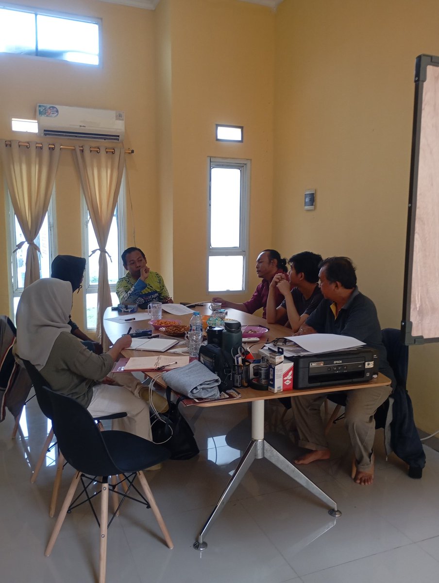 Untuk sementara rumah di jadikan kantor, dari pada kosong..
Tar kalo ude nikah lagi, baru dah di isi perabotannya.