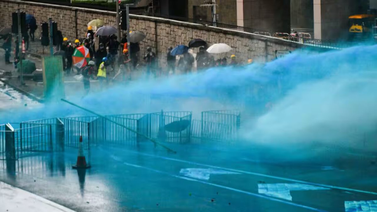 YOU GET TO LOOK LIKE A SMURF. 😂

 Hey America, why don’t our police do what they did in Hong Kong?

Police retaliated by firing tear gas and water cannons filled with blue dye - intended to stain protesters and mark them out for later arrest.

sbs.com.au/news/article/w…