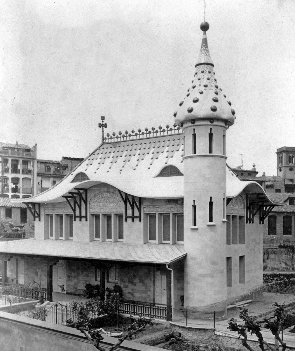 Avui és el #DiaMundialDelModernisme, l'únic moviment de tota la Història de l'Arquitectura catalana en que no vam importar arquitectures foranes sinó que en vam crear una de pròpia barrejant mil coses. L'estil nacional.

Escola a Manresa, 1911-13
arq. Alexandre Soler i March