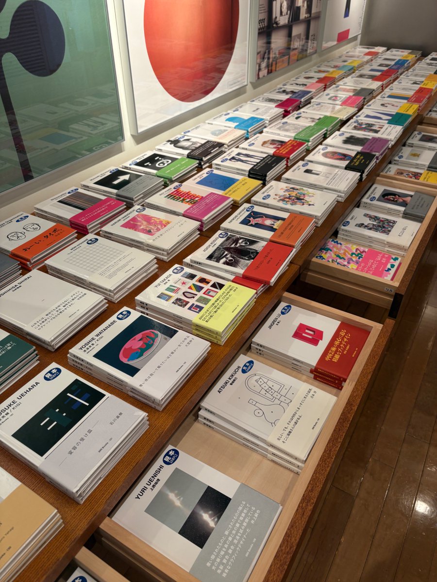 도쿄에 가는 그래픽디자이너들은… 긴자그래픽갤러리(ggg)에 가서 전시 보고 위로 올라가서 한 권에 20만원 넘는 책들 편하게 앉아서 계속 넘겨보다가 바로 옆 mmm에 가서 맘에 드는 책을 구매해서 손해 보는 일 없도록 하세요…♡
하루종일 일정으로도 추천! 근처에서 밥 먹고 다시 들어가서 읽어