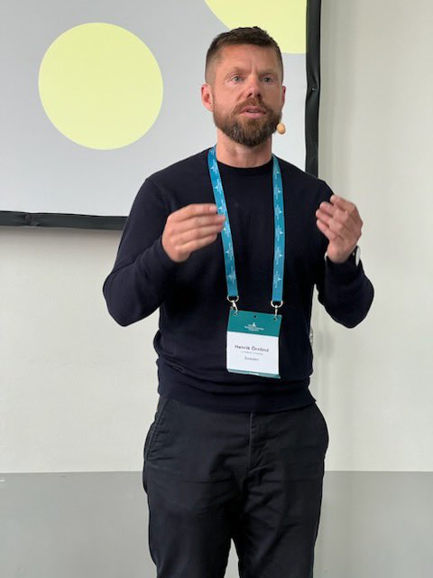 The Stockholm Prize in Criminology (@stockholmprize) on Twitter photo Henrik Örnlind (<a href="/linneuni/">Linnéuniversitetet Linnaeus University</a>, 🇸🇪) presents an ongoing study about the increasing gang related gun violence in Sweden. Aim is to identify logics and mechanisms behind and identify potential solutions with professionals and former gang members. #sthlmcrimsymposium Henrik Örnlind (<a href="/linneuni/">Linnéuniversitetet Linnaeus University</a>, 🇸🇪) presents an ongoing study about the increasing gang related gun violence in Sweden. Aim is to identify logics and mechanisms behind and identify potential solutions with professionals and former gang members. #sthlmcrimsymposium