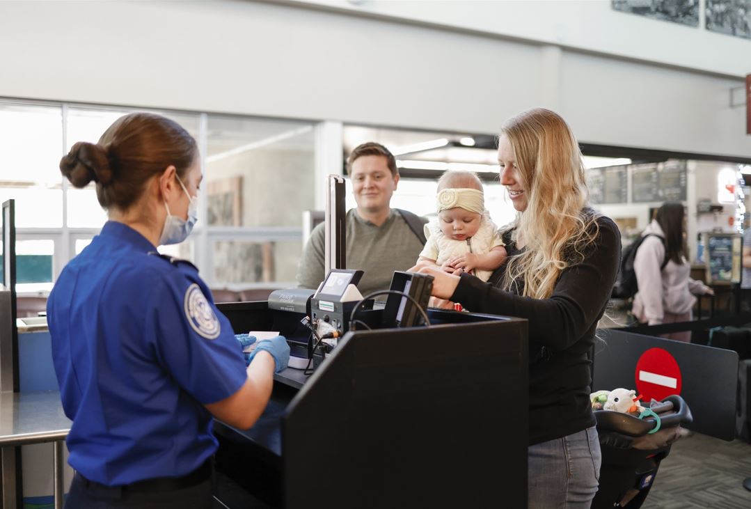 FlyFlagstaffAZ's tweet image. ✈️ Travel Tip Tuesday: Arrive 90 minutes before your flight at FLG. Yes, even for our cozy terminal! TSA lines are usually short, but peace of mind is priceless. #FlyFlagstaffAZ