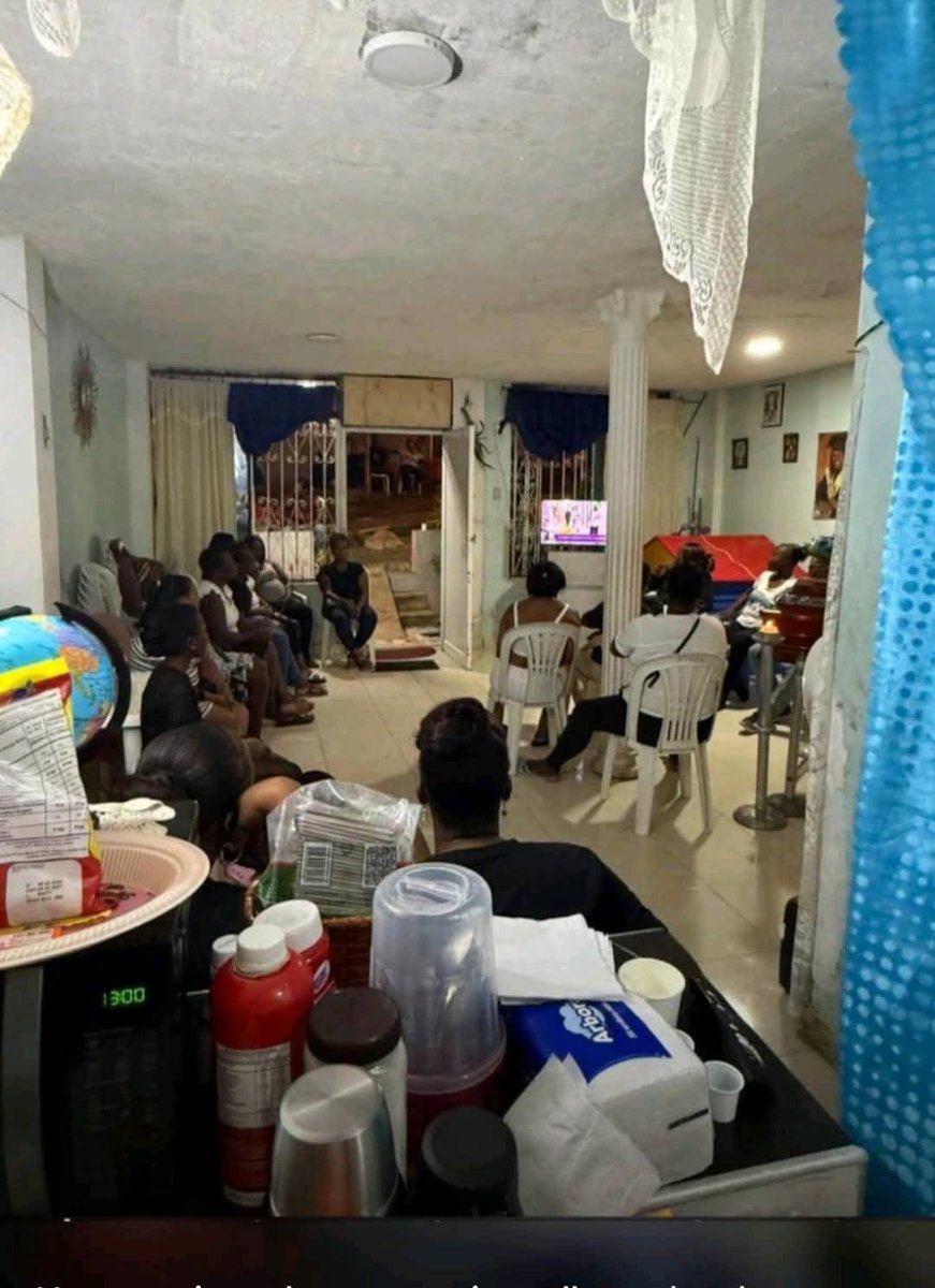 Esta foto es del día de ayer en una comunidad de Colombia, donde en medio de un velorio apartaron un tiempo para ver la final de un reality show llamado: “La Casa De Los Famosos”.

Preocupado por el camino  a ciegas al que va nuestro mundo, marcado por  tendencias.
