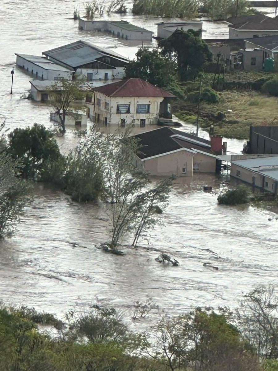 WhyUfikelate's tweet photo. Check your people in Mthatha . Pray for Mthatha 🥶🌧️🙏😭

Mthatha https://t.co/Ai375VZrcZ