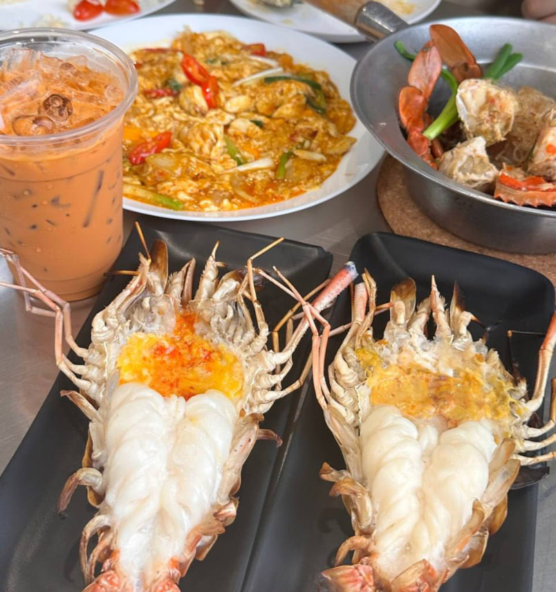 leo_673's tweet photo. เนื้อปูผัดผงกะหรี่อร่อยจริงๆ😋ต้องสั่ง! 🦀ข้าวผัดเนื้อปูก็สั่งได้นะเพราะจานนี้กินคู่กับข้าวสวยและข้าวผัดก็หอมมาก🦐ไฮไลท์!!! #Thailand https://t.co/kz8xlpRDxf