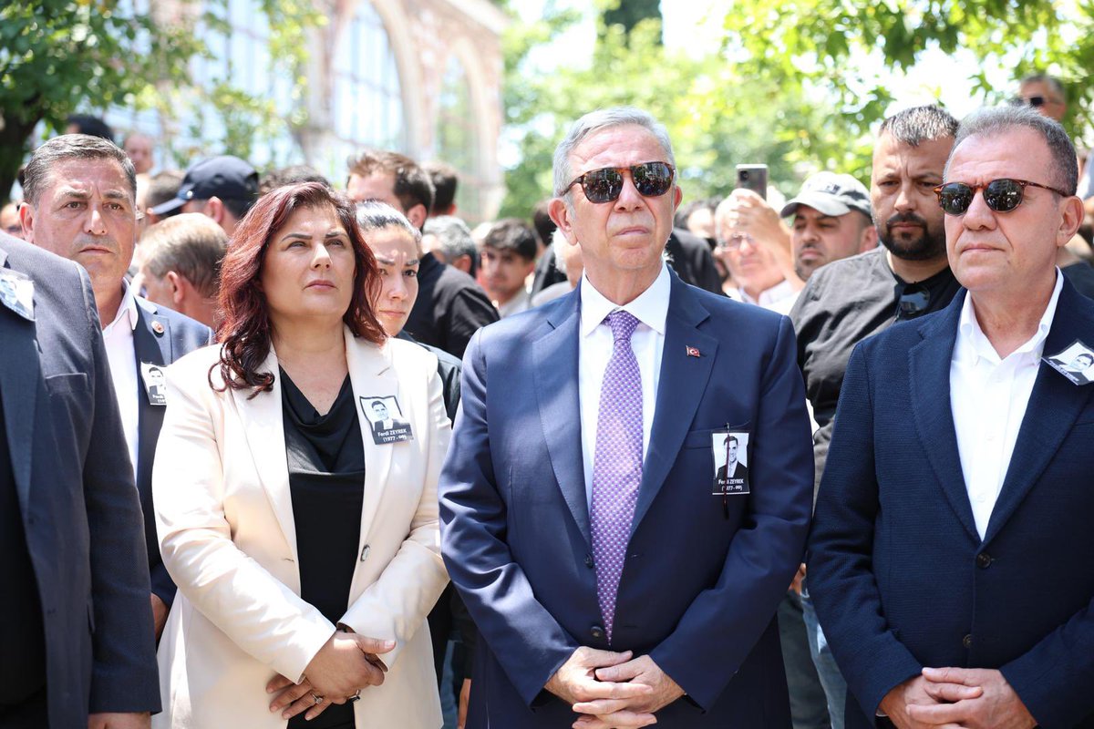 Ferdi Başkan’ı bugün son yolculuğuna uğurladık.

Halka hizmeti kendine şiar edinmiş bir yol arkadaşımızı kaybetmenin derin hüznünü yaşıyoruz.

Ferdi Zeyrek, sadece bir belediye başkanı değil; Manisa’nın vicdanı, Cumhuriyet’in neferi, halkın evladıydı.
Ardında dürüstlüğüyle,