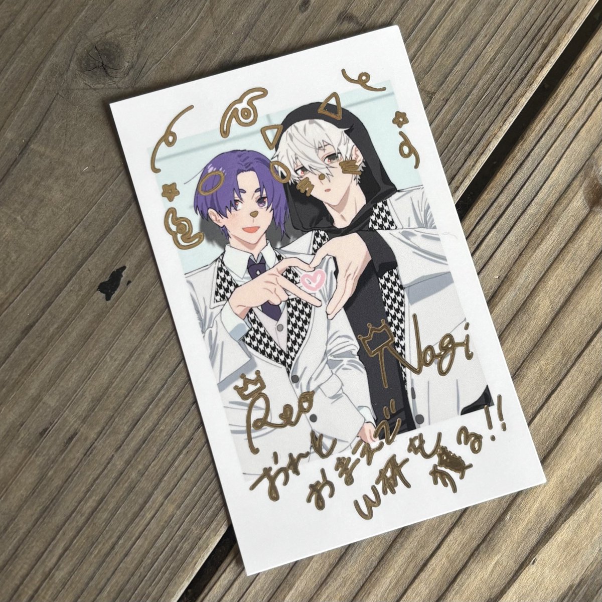 nr_box's tweet image. ノベルティの実物写真となります✨

①表紙のイラストを使用した透かせるポストカード
(セオ様　#aisutabetai0622 )

②箔押しチェキ風カード
(ミナヤマ様　#minaminooyama )

上記2点を1冊につき1枚ずつお付けいたします❣️
ぜひ持ち運んで撮影などしてくださいね🥰