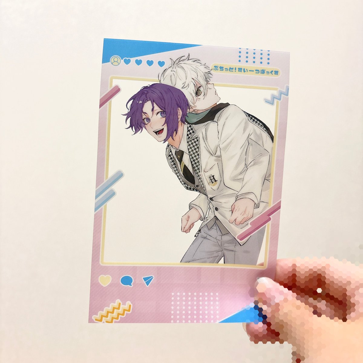nr_box's tweet image. ノベルティの実物写真となります✨

①表紙のイラストを使用した透かせるポストカード
(セオ様　#aisutabetai0622 )

②箔押しチェキ風カード
(ミナヤマ様　#minaminooyama )

上記2点を1冊につき1枚ずつお付けいたします❣️
ぜひ持ち運んで撮影などしてくださいね🥰