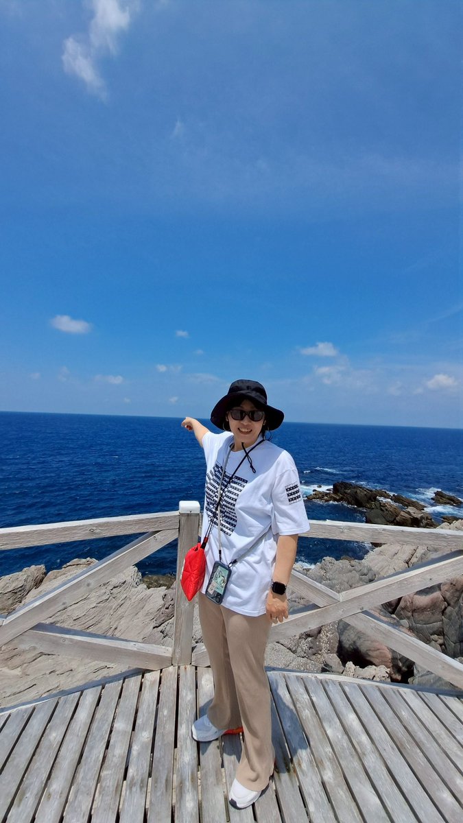 8Oyuki8's tweet photo. 心穏やかなひと時❤️
空と海と山
いつもの仲間と
頭のモヤモヤが
少し減った🩵

#神津島 https://t.co/sKoNRapc3f