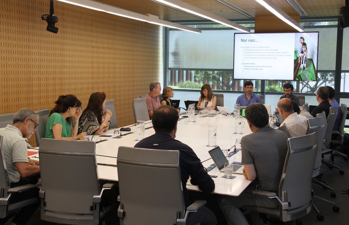 Eskola Kirolari buruzko Ponentzian agerraldia: Juan Aldaz, EHUko Soziologia eta Gizarte Langintza saileko irakaslea / Comparecencia de Juan Aldaz, profesor del Departamento de Sociología y Trabajo Social de EHU jggipuzkoa.seneca.tv/watch?id=MDMwY…