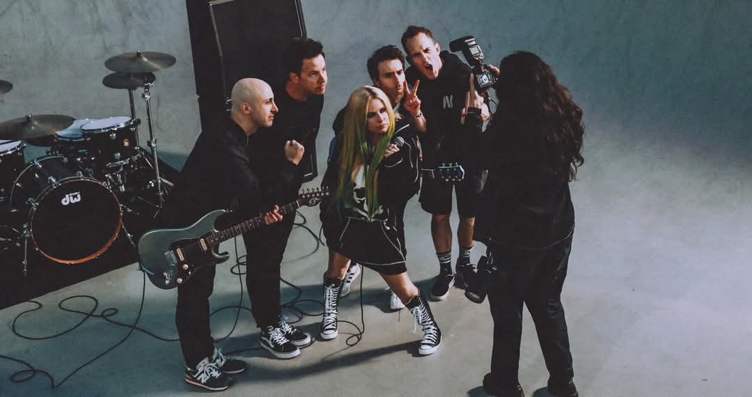 Happy one month to 'Young &amp; Dumb' by Avril Lavigne and Simple Plan! There're some bts photos of music video from Big Noise.

#avrillavigne #avrillavigne_tw #艾薇兒 
#YoungandDumb #simpleplan #bignoise