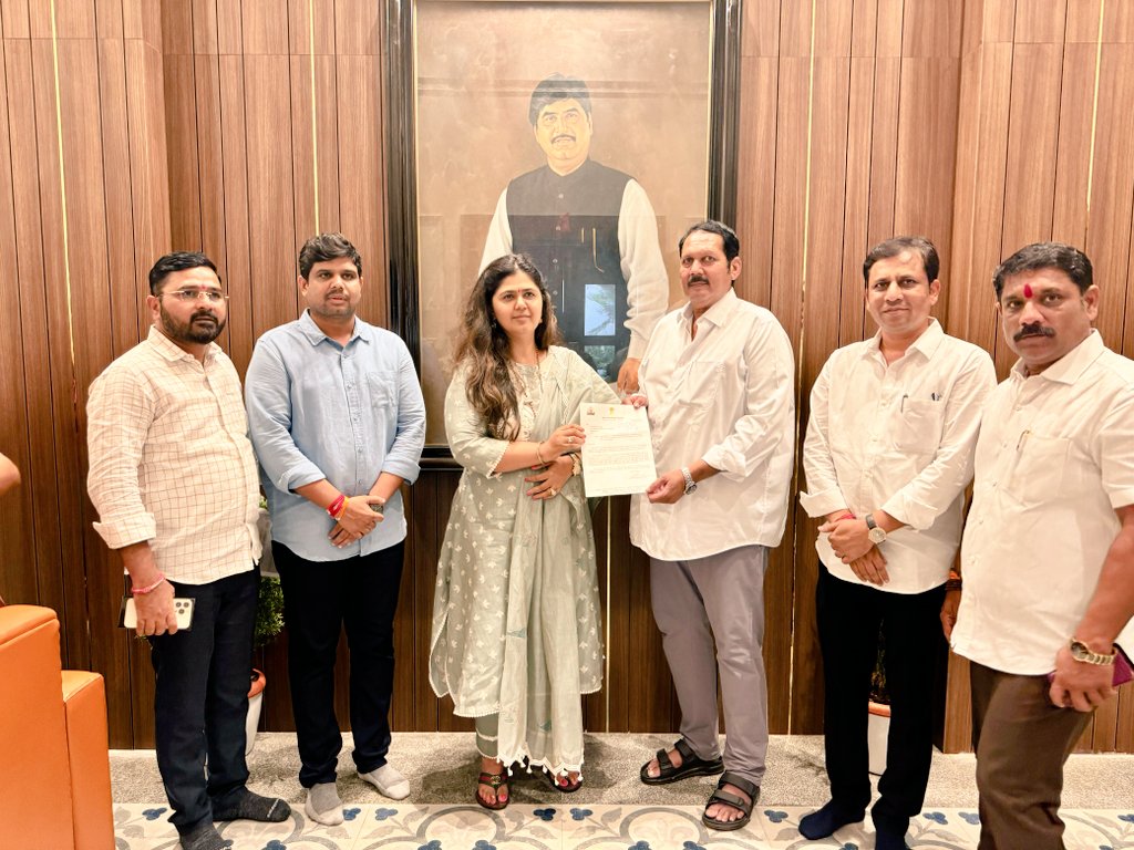 Pankajamunde's tweet photo. 📍रामटेक, मुंबई.

आमचे जेष्ठ बंधू खासदार श्रीमंत छत्रपती श्री.उदयनराजे भोसले महाराज यांनी आज रामटेक या माझ्या शासकीय निवासस्थानी प्रथमच सदिच्छा भेट दिली.

यावेळी रामटेकवर महाराजांचे हृदयपूर्वक स्वागत केले. यानंतर मुंडे साहेब आणि महाराजांच्या जुन्या आठवणींना उजाळा देत कौटुंबिक संवाद साधला.

याप्रसंगी आ.सीमाताई हिरे या देखील शिष्टमंडळा समवेत उपस्थित होत्या..
@Chh_Udayanraje @MlaSeemaHiray