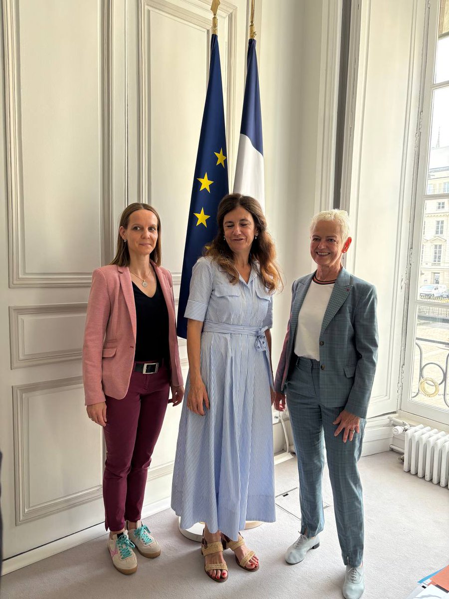 Brigitte Klinkert (@klinkertbrigitt) on Twitter photo Ce matin, à l’Assemblée nationale, j’ai pu échanger avec Mme <a href="/AnneTallineau/">Anne Tallineau</a>, secrétaire générale française de l’Office franco-allemand pour la Jeunesse <a href="/ofaj_dfjw/">🇫🇷 OFAJ_DFJW 🇩🇪</a>, qui a accompagné 180 000 bénéficiaires l’an dernier ! Ensemble, nous avons abordé les leviers pour accentuer la Ce matin, à l’Assemblée nationale, j’ai pu échanger avec Mme <a href="/AnneTallineau/">Anne Tallineau</a>, secrétaire générale française de l’Office franco-allemand pour la Jeunesse <a href="/ofaj_dfjw/">🇫🇷 OFAJ_DFJW 🇩🇪</a>, qui a accompagné 180 000 bénéficiaires l’an dernier ! Ensemble, nous avons abordé les leviers pour accentuer la
