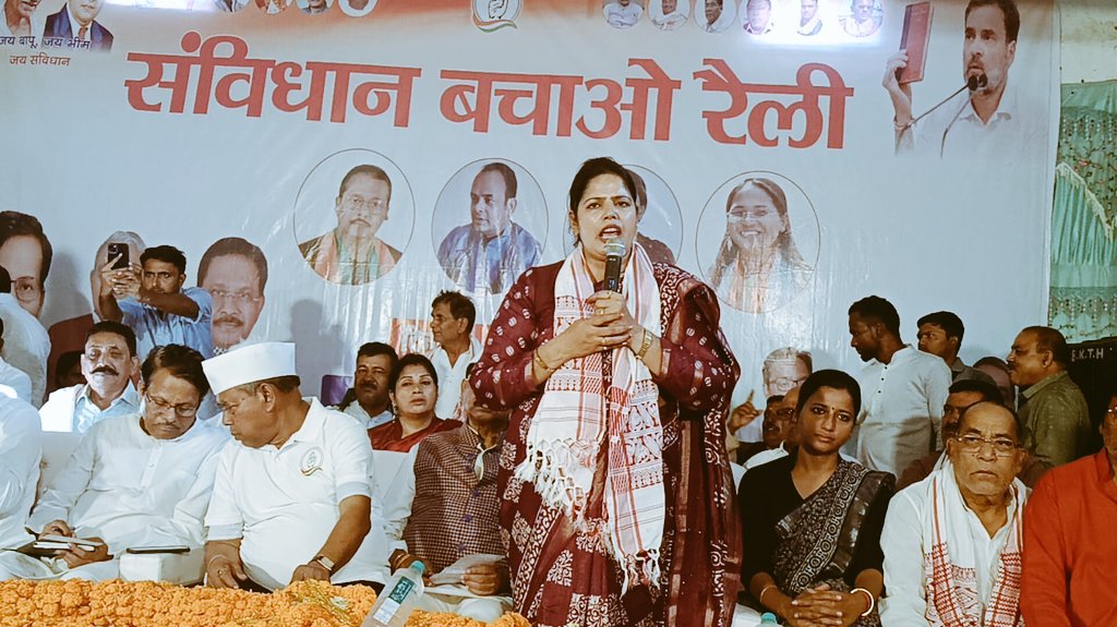 JharkhandPMC's tweet photo. संविधान बचाओ रैली को सम्बोधित करते @JharkhandJPMC अध्यक्ष सुश्री गुंजन सिंह जी।
#संविधान_बचाओ_रैली https://t.co/uTbxbMkgjn