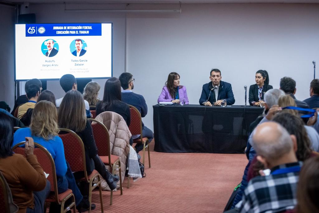 TadeoGZ's tweet photo. Compartimos la experiencia de @educultuydge en la Primera Jornada de Integración Federal organizada por el @CFI_Argentina junto a Ministerios de @MendozaGobierno.

Hablamos de los desafíos que nos plantea el contexto productivo y cómo respondemos desde la educación: con escuelas técnicas más vinculadas al empleo, formación profesional continua y nuevas propuestas como los CEPAS, que combinan terminalidad educativa con oficios.

Adaptar la educación a los cambios del mundo laboral no es una opción, es una necesidad. 

#EducaciónMendoza